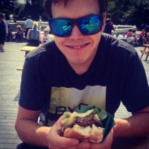 Enjoying an excellent burger in the sun with Sandro!